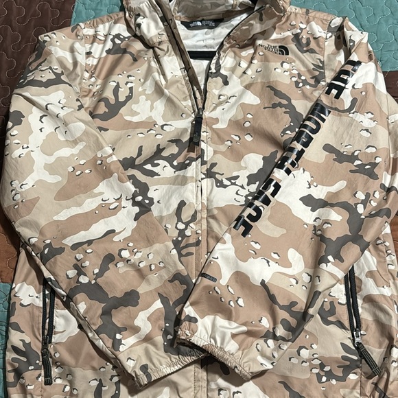 The North Face Lightweight Wind Beaker - Picture 4 of 4